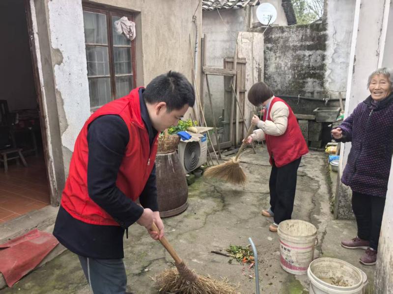 志愿服务进家门  雷锋精神暖人心