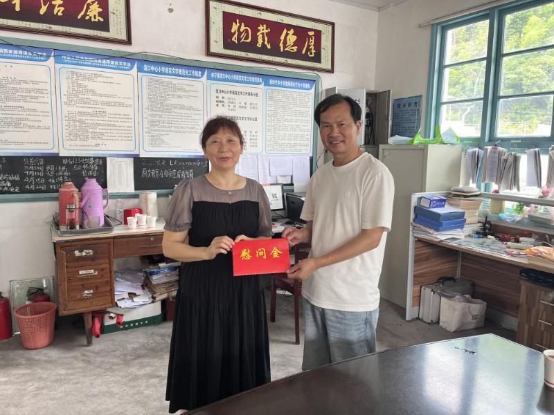 情暖六一助成长 爱心帮扶暖童心——市公积金中心休宁县管理部赴帮扶乡镇学校开展六一慰问活动